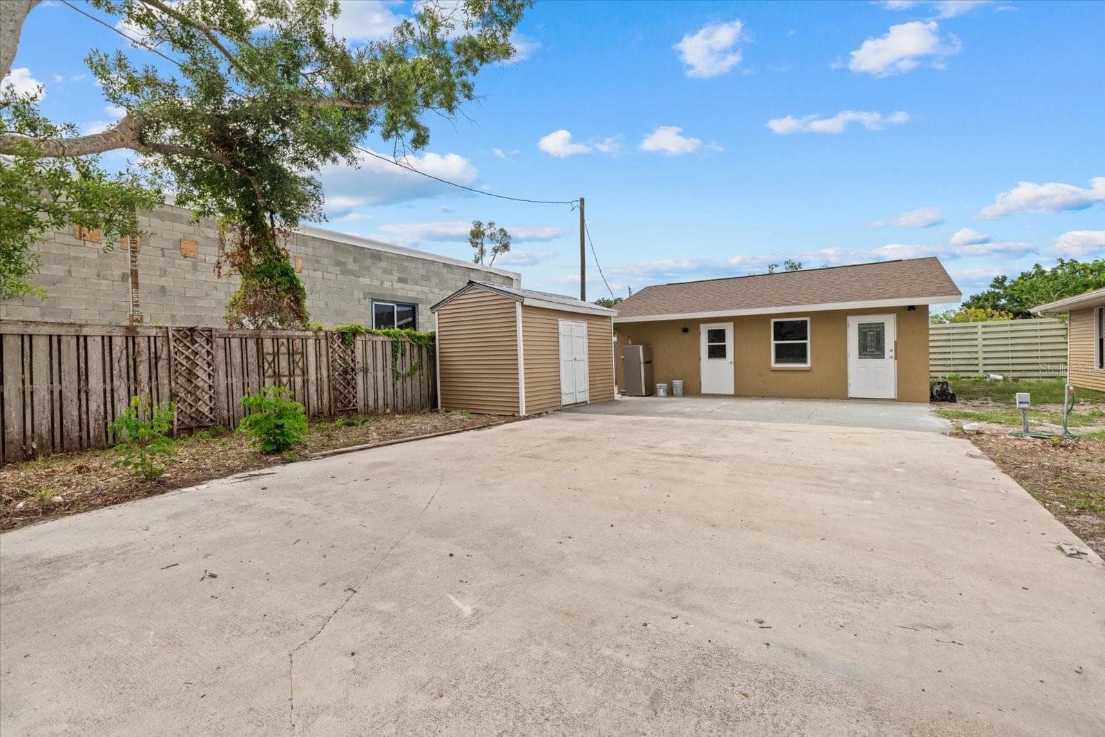 2818 Olympic St, Sarasota, FL 34231 — photo 3 of 47