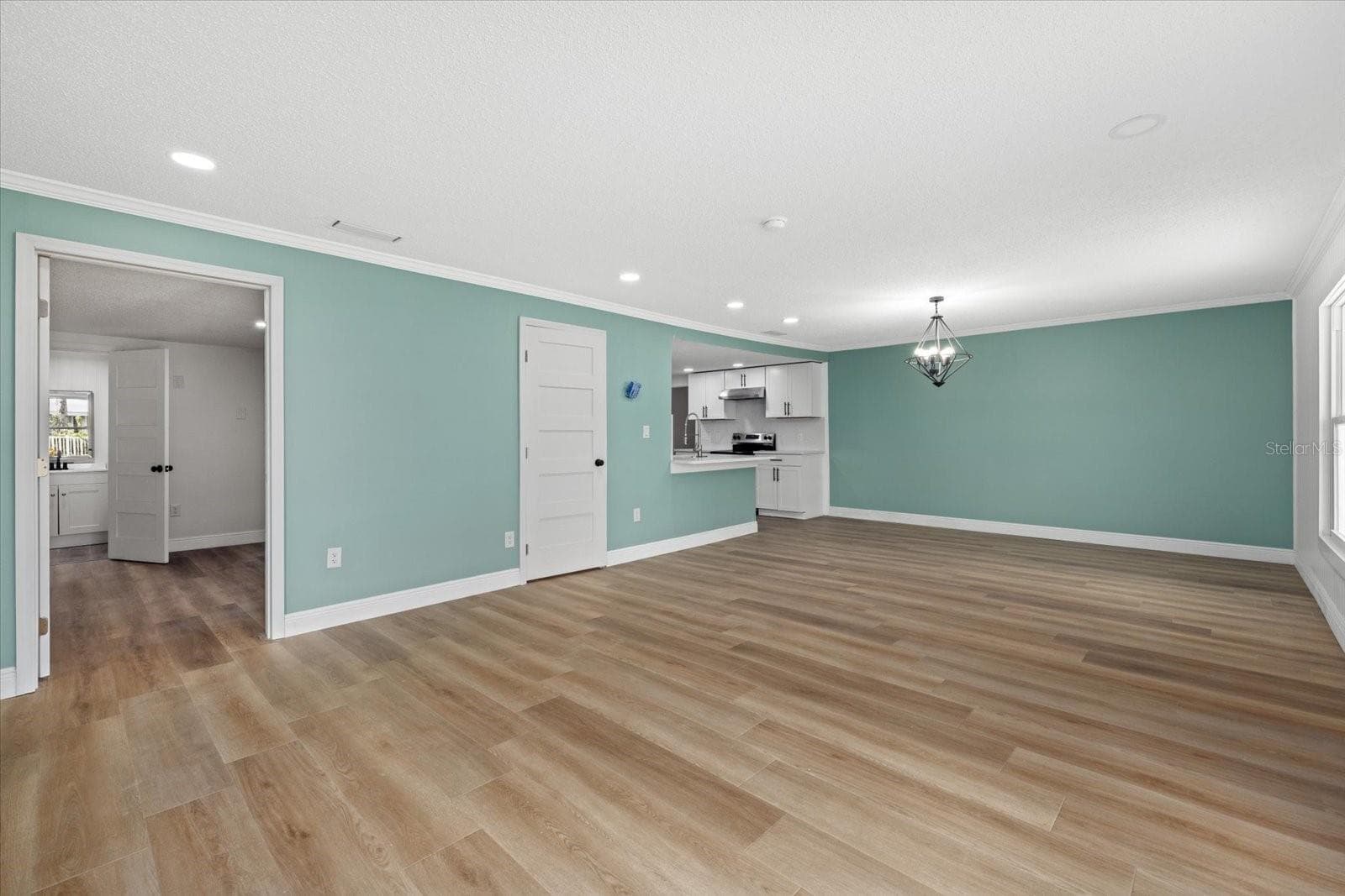 2818 Olympic St, Sarasota, FL 34231 — photo 8 of 47